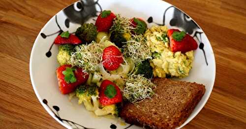 Une jolie assiette du midi : fenouil, brocolis, fraises, guacamole...