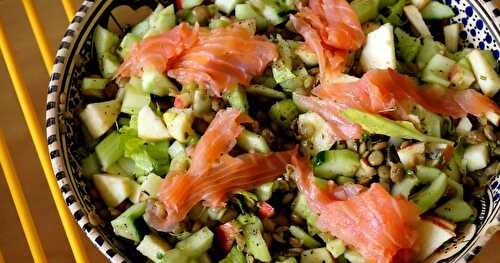 Une salade toute simple toute chouette : lentilles-concombre-céleri-pomme-saumon fumé...
