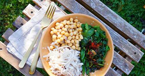 Assiette composée : pois chiches, épinards, radis (amap, sans gluten, vegan)