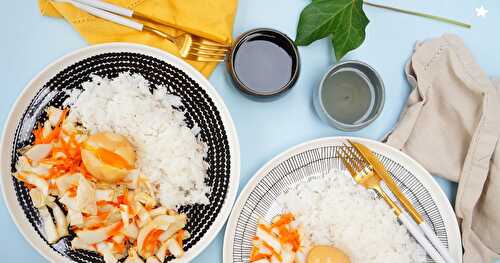 Salade chou chinois et carottes , riz, oeufs marinés au Tamari