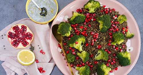 Salade lentilles, brocolis, grenade, sauce yaourt et sésame noir (veggie, sans gluten)