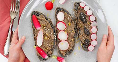 Tartines au houmous "noir", radis (vegan, printemps)