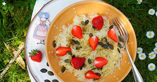 Salade choucroute, fraises, graines de courge (salade, Alsace, vegan, cru)