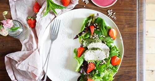 Salade mélangée, menthe, fraises et mozzarella vegan à l'ail des ours (salade, vegan, sans gluten)