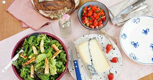 Salade verte aux asperges sautées, fraises vinaigrées, fromage marbré des Vosges (Alsace, veggie, printemps)