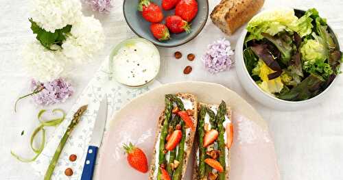 Tartines asperges vertes, fraises, noisettes (veggie, amap, printemps)