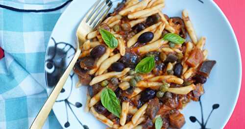 Pâtes, sauce aubergines, tomate, câpres et olives (amap, vegan, estival)