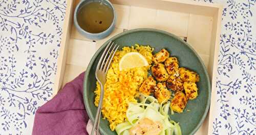 Riz au curcuma, tofu à la coco, concombre sauce cacahuète-citron (vegan, sans gluten)