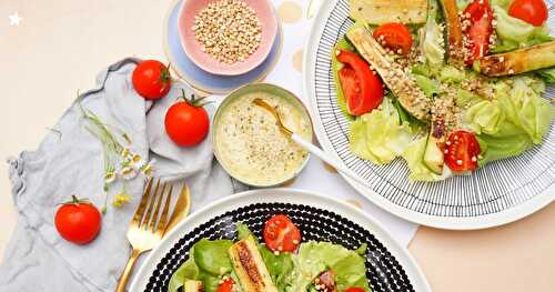 Salade, courgettes, tomates, sauce chanvre et topping sarrasin