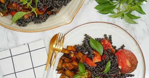 Salade de pâtes aux lentilles, aubergines au paprika fumé, tomates, basilic (salade, vegan, sans gluten)