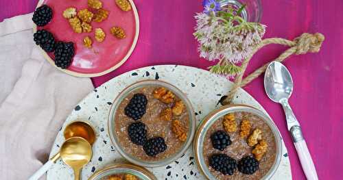 Chia pudding caroube et mûres (vegan, sans gluten, dessert)