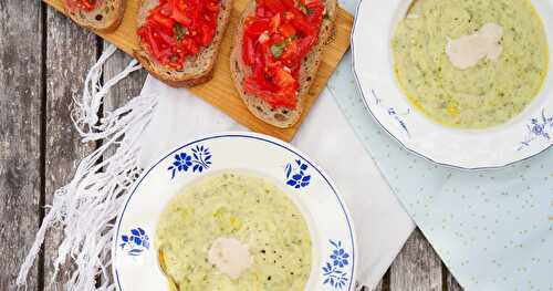 Soupe courgettes, ail, amande  et bruschetta à la tomate (vegan, amap, estival)