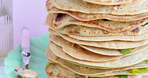 Gâteau de crêpes salé beurre de cacahuètes et poireaux au curry (veggie)