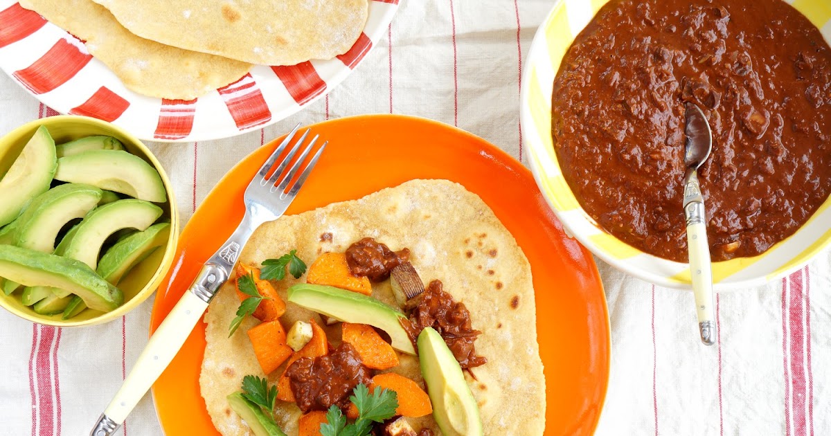 Tortillas, patates douces et tofu fumé, sauce mole à ma façon (vegan)