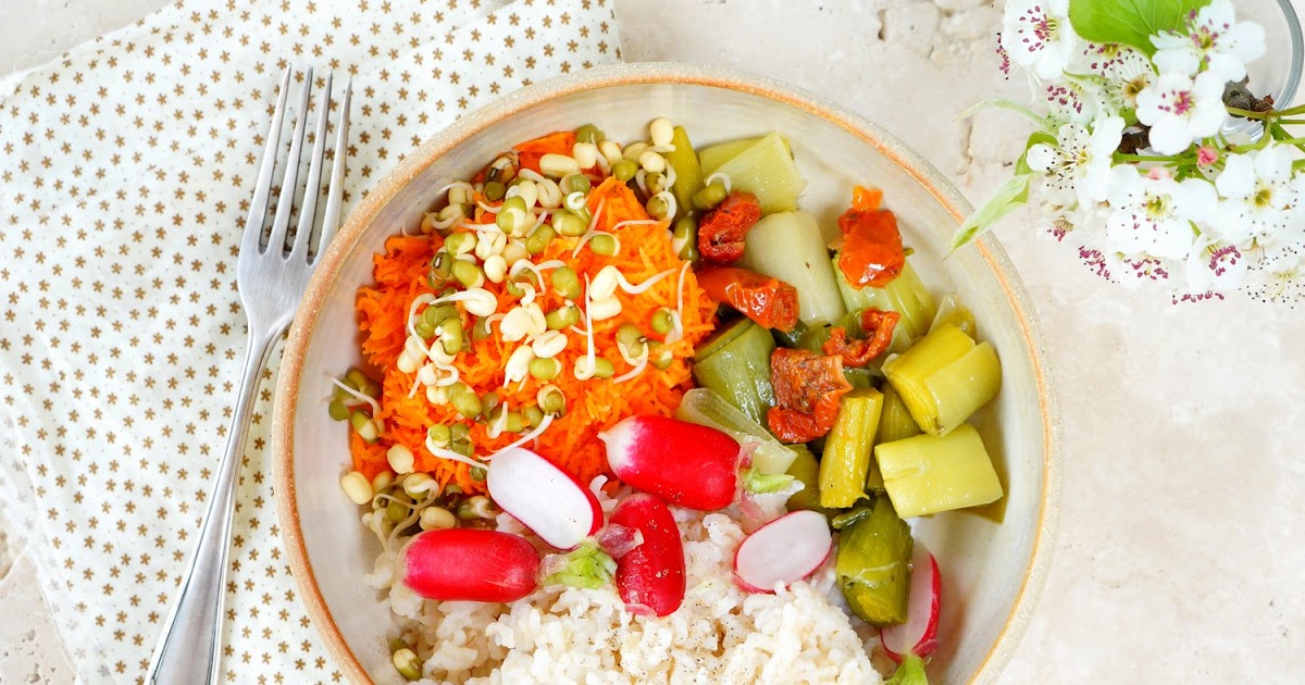 Assiette composée : poireaux-tomates séchées, carottes râpées-haricots mungo, radis, riz (amap, vegan, sans gluten)