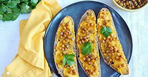 Tartines carottes lactofermentées, pois chiches grillés, coriandre (vegan)