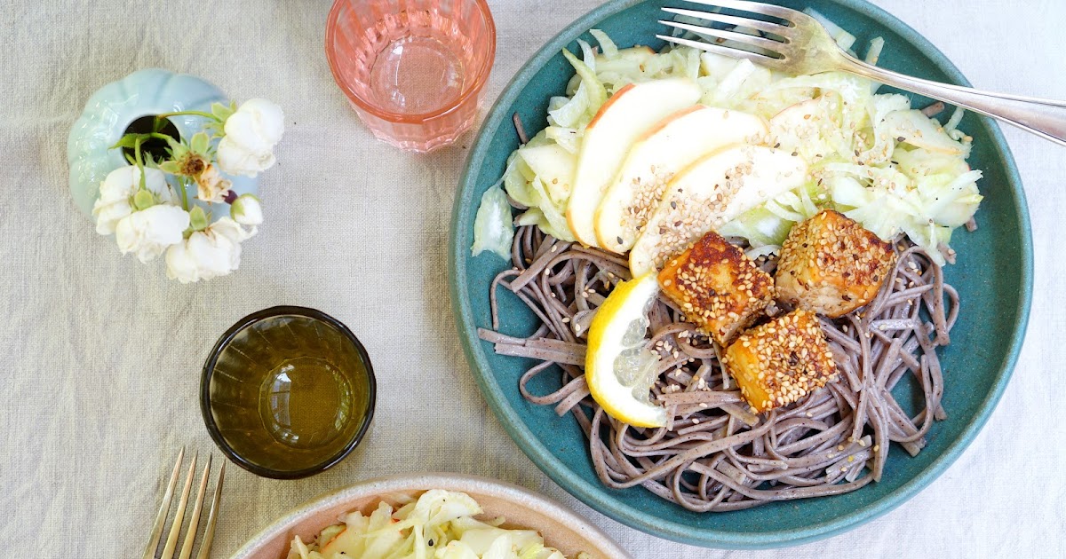 Nouilles soba, tofu au sésame, salade fenouil-pomme-sésame (vegan)