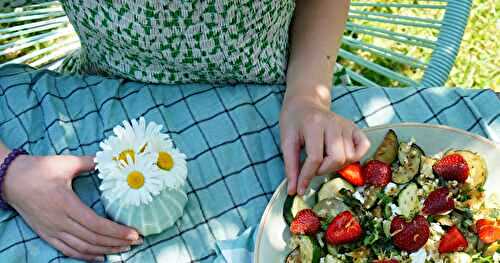 Salade millet, courgettes, feta, fraises + salade chou rave, menthe, persil (veggie, salade, sans gluten)