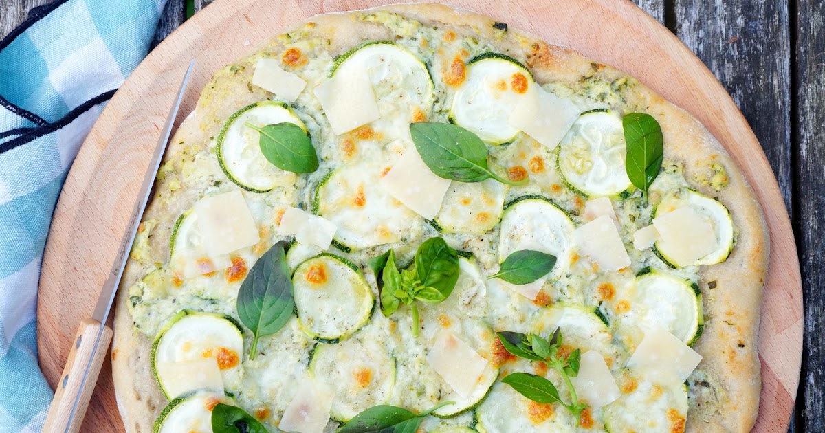 Pizza courgettes et trois fromages italiens (ricotta, mozza, parmesan)