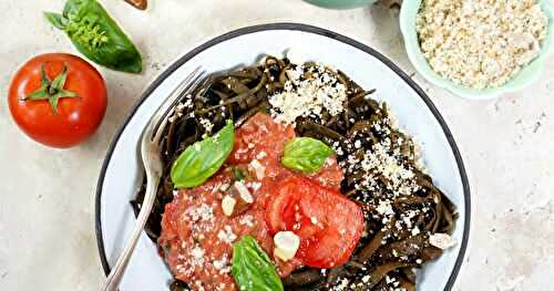 Spaghetti de mer, sauce tomate-basilic crue, parmesan végétal (cru, vegan, amap)