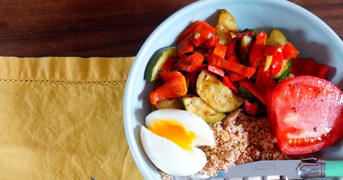 Assiette composée : couscous de petit épeautre, poivrons-courgettes, oeufs (veggie, amap)