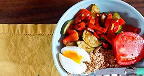 Assiette composée : couscous de petit épeautre, poivrons-courgettes, oeufs (veggie, amap)