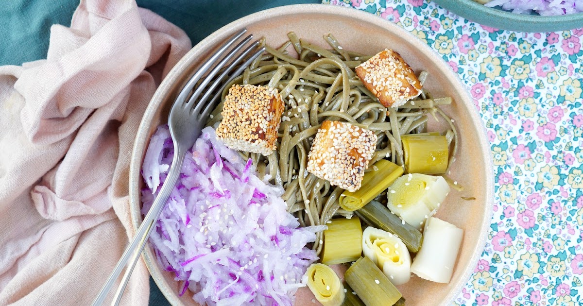 Tofu mariné en croûte de sésame, nouilles soba, poireaux, radis (vegan, amap)