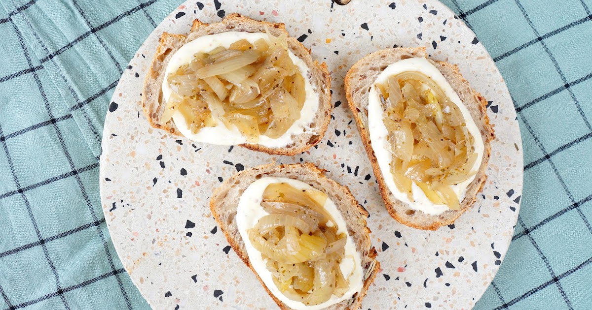 Tartines compotée d'oignons et fromage blanc (tartines, veggie, amap)