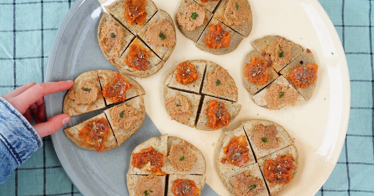 Blinis, tapenade d'olives vertes, caviar de tomates (sans gluten, veggie, apéro)