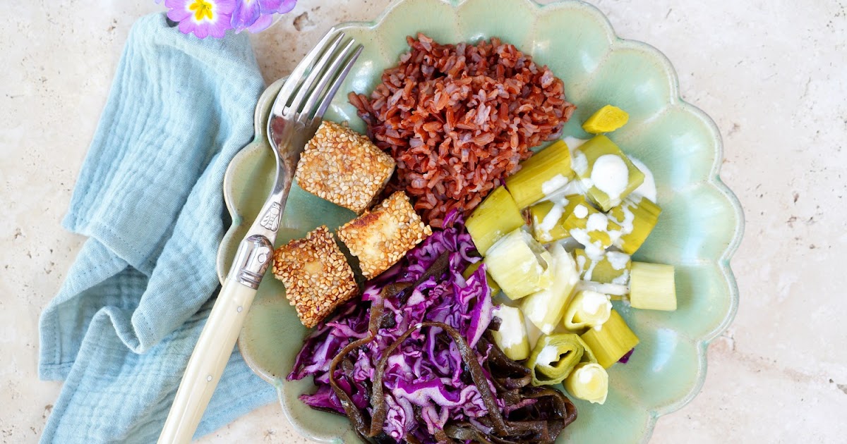 Assiettes composées : salade chou-algues, tofu en croûte de sésame, poireaux-tahin et riz (amap, vegan, sans gluten)