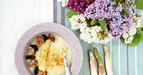 Velouté d'asperges blanches, croûtons, ail noir (soupe, Alsace, vegan)
