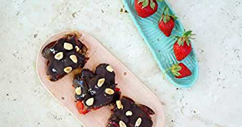 Gourmandises dattes, cacahuètes, fraises, choco (vegan, sans gluten, goûter, dessert)