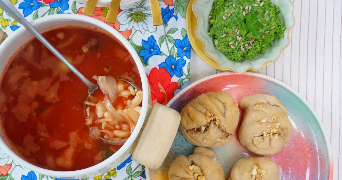 Soupe haricots blancs, noeuds à l'ail, pesto de persil