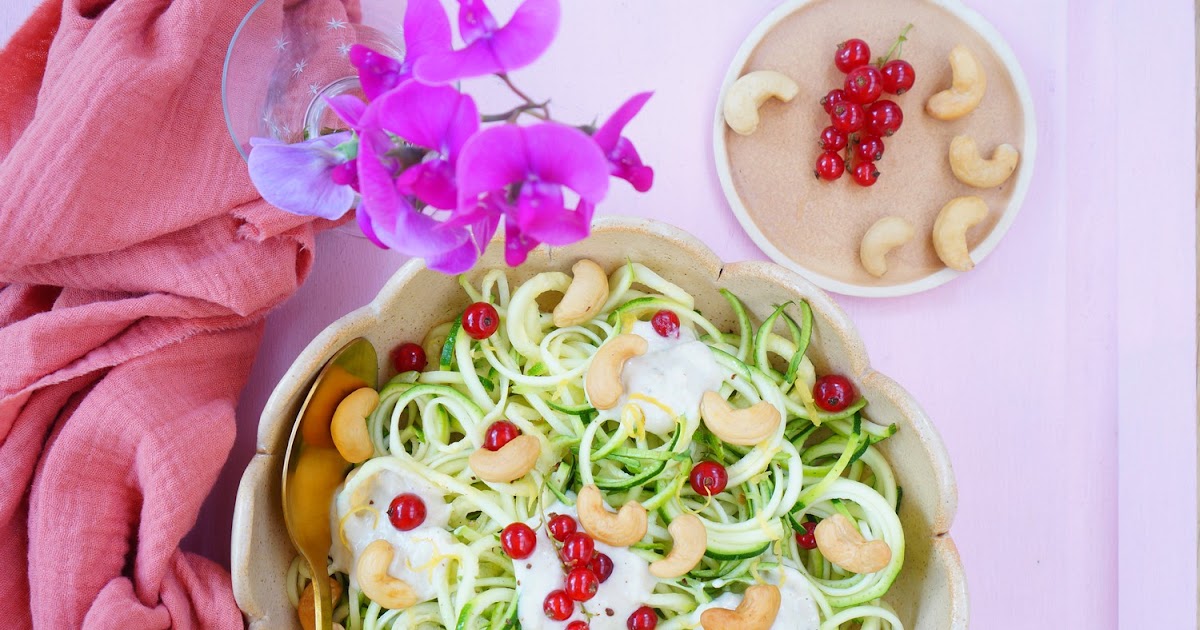 Tagliatelles de courgettes, sauce cajou-citron, groseilles (amap, vegan, sans gluten, cru)