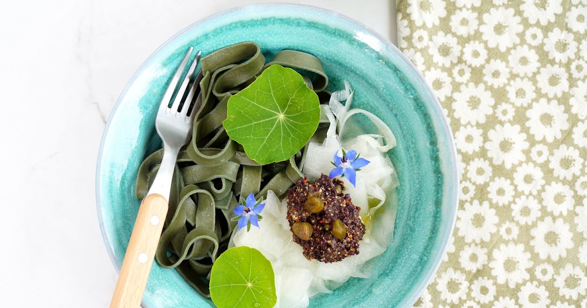 Pâtes à la spiruline, concombre, tartare d'algues (vegan, pâtes, algues)