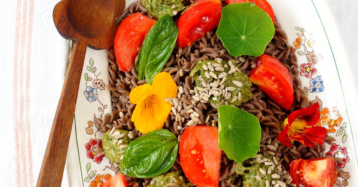 Torsades au sarrasin, tomates, pesto basilic et capucines (vegan,, sans gluten, pâtes, amap)