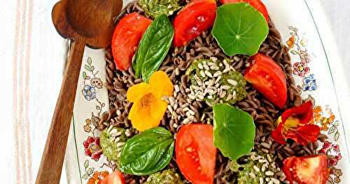 Torsades au sarrasin, tomates, pesto basilic et capucines (vegan,, sans gluten, pâtes, amap)