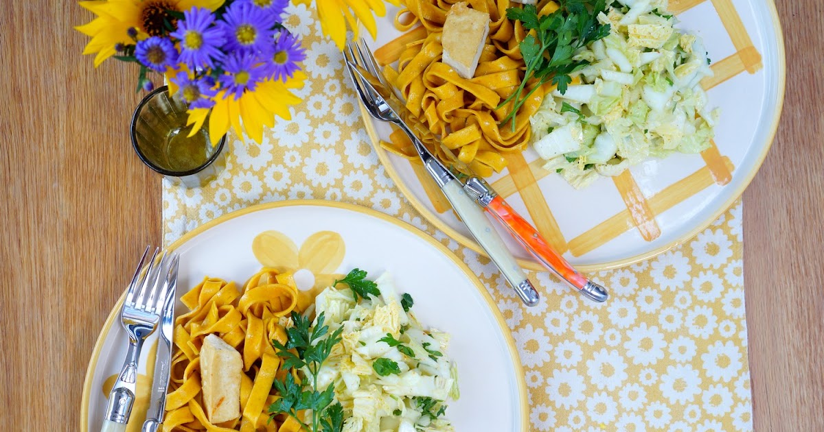 Rubans au curcuma, salade de chou chinois, tofu au piment (amap, vegan, pâtes, salade)