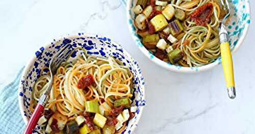 Spaghetti, sauce poireaux, tomates séchées, tomme au poivre (pâtes, veggie)