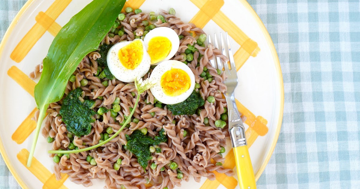 Fusilli sarrasin, petits pois, ail des ours, oeufs (pâtes, sans gluten, veggie)