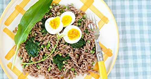 Fusilli sarrasin, petits pois, ail des ours, oeufs (pâtes, sans gluten, veggie)