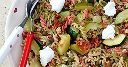 Salade fusilli, courgettes, tomates séchées, chèvre frais (amap, sans gluten, veggie)