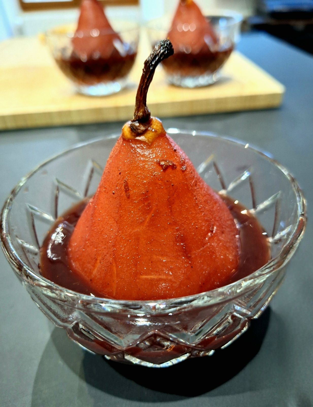 Poires pochées au vin rouge