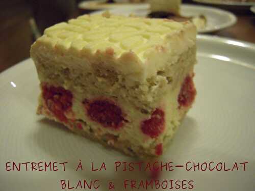 ENTREMET À LA PISTACHE, CHOCOLAT BLANC & FRAMBOISES