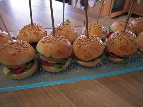 MINI BURGERS AU FOIE GRAS, MAGRET DE CANARD FUMÉ ET CONFIT DE FIGUES