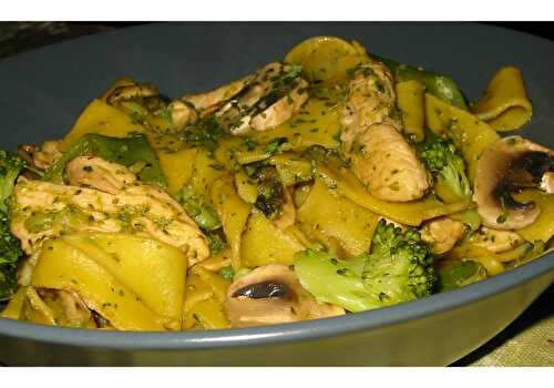 TAGLIATELLES SAUTÉES AU POULET ET LÉGUMES (WW)