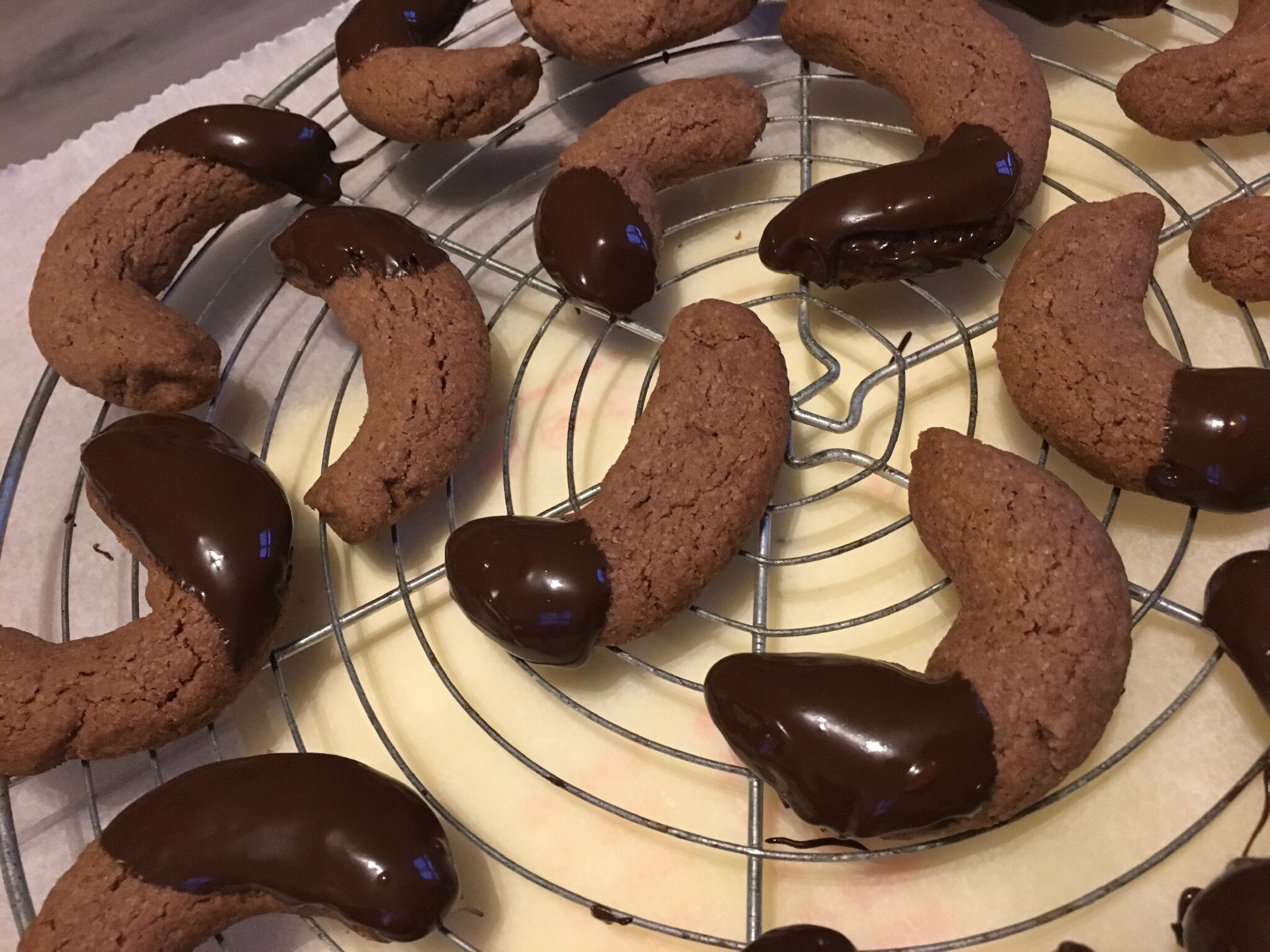 DEMI-LUNES AUX NOIX ET CHOCOLAT