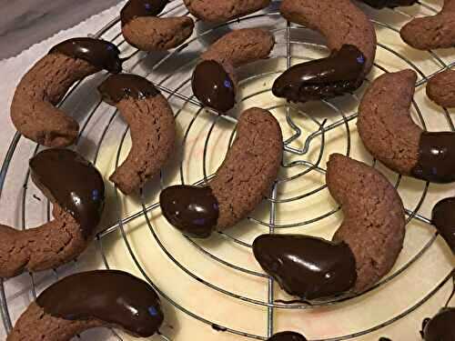 DEMI-LUNES AUX NOIX ET CHOCOLAT