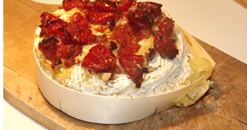 Camembert rôti aux noix et tomates séchées