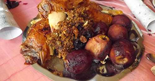 Chapon farci au pain d'épices et fruits secs, pomme rôties aux fruits rouges